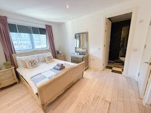 3 makuuhuonetta, työpöytä, silitysrauta/-lauta, vauvan matkasänky