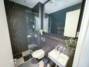 Dusche, Haartrockner, Handtücher, Seife
