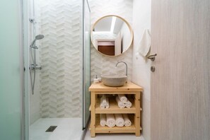 Hair dryer, towels, soap, toilet paper - Feels Like Home - The Studio in the heart of Rethymno Old Town (Rethymno)
