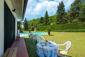 Outdoor dining - Apartment in Marche near Lame Rosse (Serrapetrona)