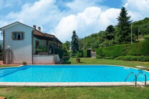 Pool - Apartment in Marche near Lame Rosse (Serrapetrona)