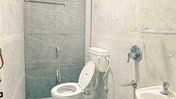 Deluxe Room | Bathroom | Shower, towels, soap