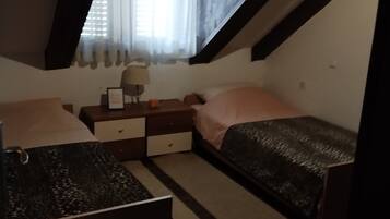 3 slaapkamers, een bureau, gratis wifi, beddengoed
