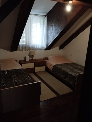 3 chambres, bureau, accès au Wi-Fi (inclus), literie fournie