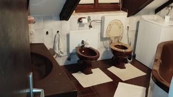 Een haardroger, een bidet, handdoeken, zeep