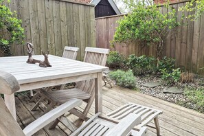 Outdoor dining - Quaint vacation home with charm in the Baltic seaside resort of Ahrenshoop (Ahrenshoop)