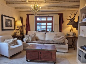 Fernseher, Kamin, DVD-Player, Bücher