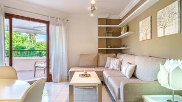 House, 4 Bedrooms, Terrace | Living area