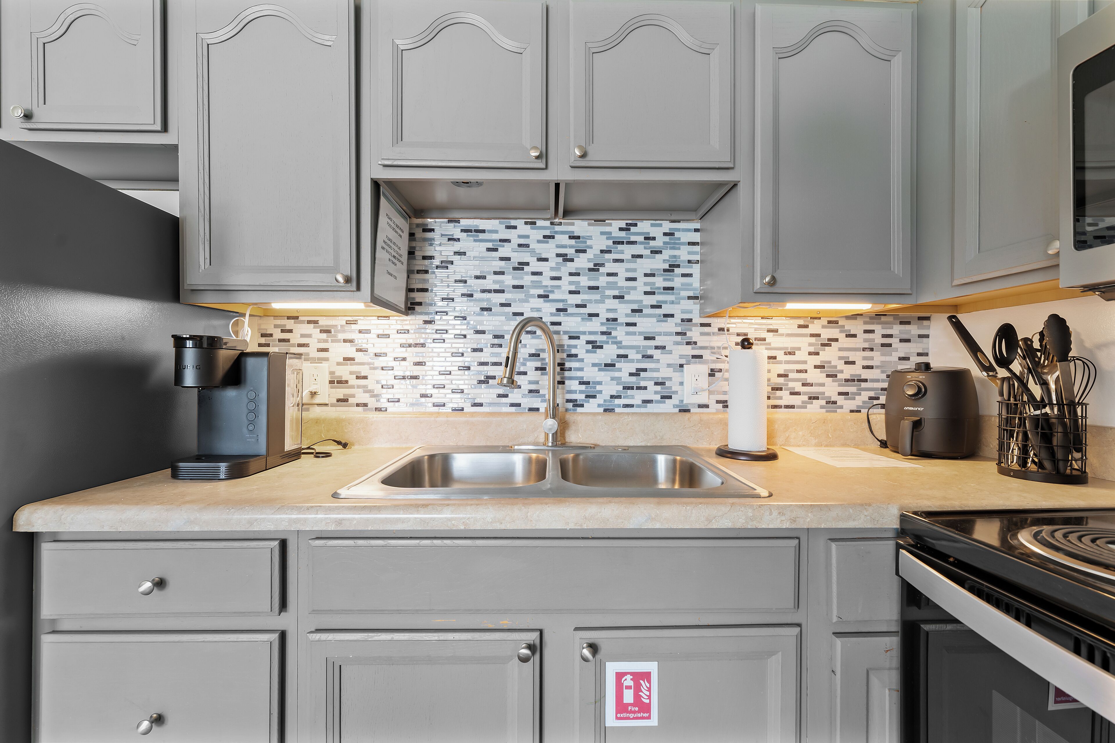 Signature Condo, 1 Bedroom, Pool Access, Courtyard View | Private kitchen