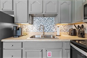 Signature Condo, 1 Bedroom, Pool Access, Courtyard View | Private kitchen | Fridge, microwave, oven, stovetop