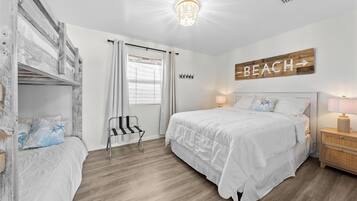 Signature appartement, 1 slaapkamer, toegang tot zwembad, uitzicht op de binnenplaats | Woonruimte | Een 48-inch smart-tv met kabelzenders en boeken