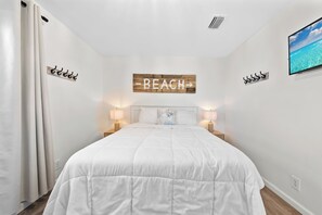 Condo Prestigio, 1 habitación, acceso a la alberca, vista al patio | Área de sala de estar | Smart TV de 48 pulgadas con canales por cable y libros 