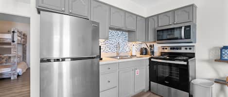Appartamento Signature, 1 camera da letto, accesso alla piscina, vista cortile | Cucina privata | Frigorifero, microonde, forno, piano cottura