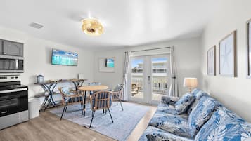 Signature appartement, 1 slaapkamer, toegang tot zwembad, uitzicht op de binnenplaats | Woonkamer | Een 48-inch smart-tv met kabelzenders en boeken