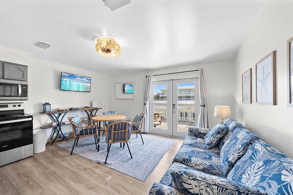 Signature Condo, 1 Bedroom, Pool Access, Courtyard View | Living room | 48-inch Smart TV with cable channels, books