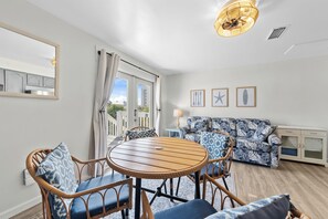 Condo Prestigio, 1 habitación, acceso a la alberca, vista al patio | Servicio a la habitación