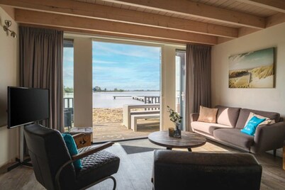 Holiday home with garden near Tjeukermeer