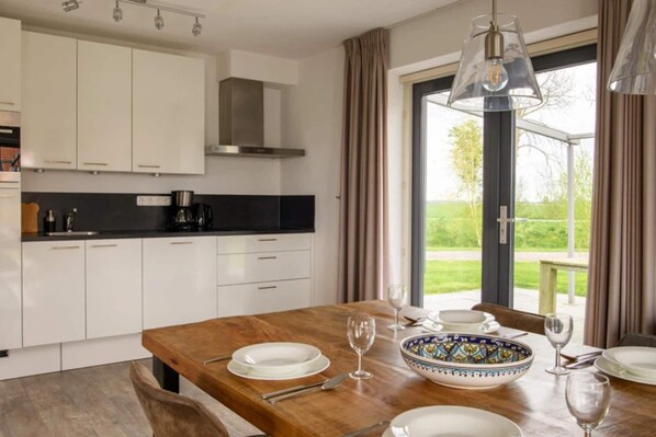 Kühlschrank, Mikrowelle, Herdplatte, Geschirrspüler