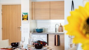 Una cocina moderna con armarios de madera, un tazón azul y un lavavajillas.
