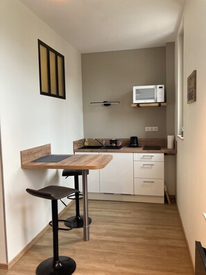 Kjøleskap, mikrobølgeovn, kokeplater og kaffetrakter/tekoker