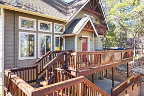 Exterior - Koda Bear Lodge By Destination Big Bear: Cozy 3 Bedroom Modern Craftsman Cabin! Foosball Table! Hot Tub! Pet Friendly! Walk To Bear Mountain & Golf Course! (Big Bear Lake)
