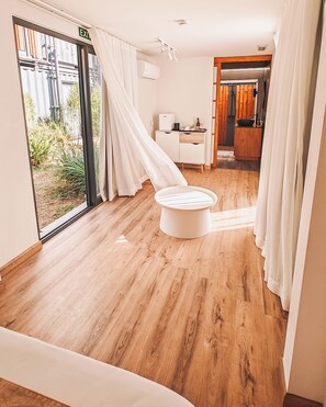 Suite – design | Safe på rommet, blendingsgardiner, lydisolert og strykejern/-brett