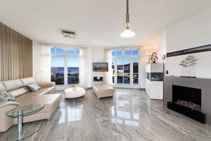 テレビ、暖炉、DVD プレーヤー