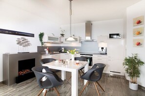 Fridge, microwave, oven, stovetop - Beach Castle "Beach Princess" (Binz)