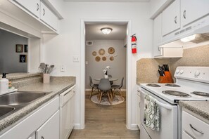 Cookware/dishes/utensils - Towne Plaza Apartments #111 in the Galleria Area - 7 km from FIFA Fan Fest (Houston)