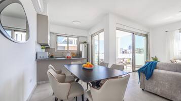 Apartment, 2 Bedrooms, Terrace, City View | Dining room