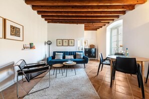 Deluxe Apartment, Patio, Lake View | Living area
