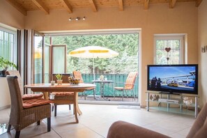 Tv, dvd-spelare och en stereo