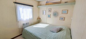 2 bedrooms, iron/ironing board, WiFi