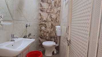 Kahden hengen perushuone | Kylpyhuone | Pyyhkeet, saippua, sampoo