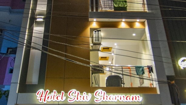 Un hôtel à plusieurs étages, reconnaissable à son enseigne bien visible où l’on peut lire : « Hôtel Shiv Shaman ».