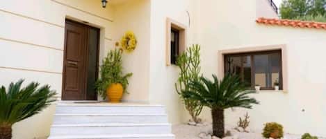 Villa, 5 Bedrooms, Smoking, Balcony | Property entrance