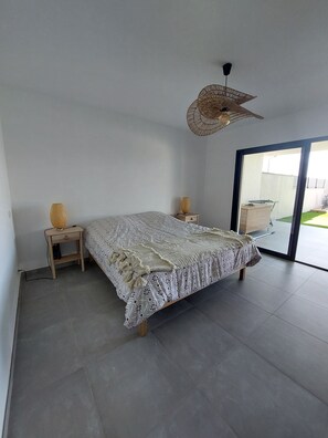 3 chambres, fer et planche à repasser, Wi-Fi, draps fournis