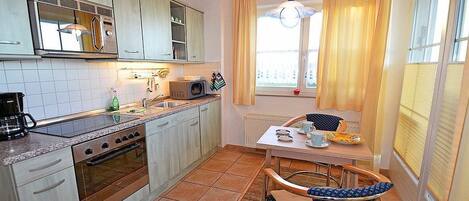 Fridge, stovetop, dishwasher