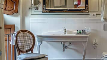 Een douche, een bidet, handdoeken, toiletpapier