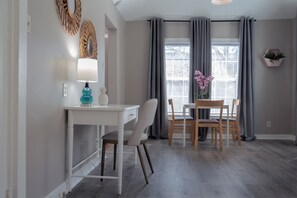 Dining - 1BR The Perch Suite! Downtown, Medical Center ★★★★★ (Houston)