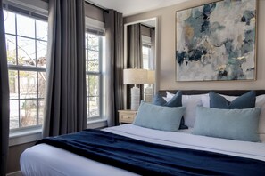 1 bedroom, desk, iron/ironing board, travel crib - 1BR The Perch Suite! Downtown, Medical Center ★★★★★ (Houston)