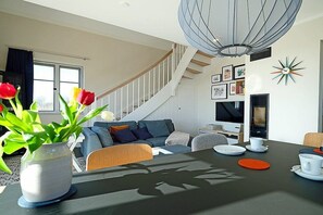 Smart TV, fireplace
