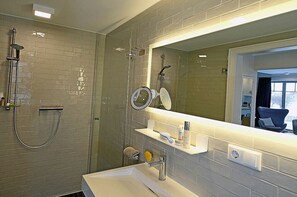 Dusche, Haartrockner, Handtücher