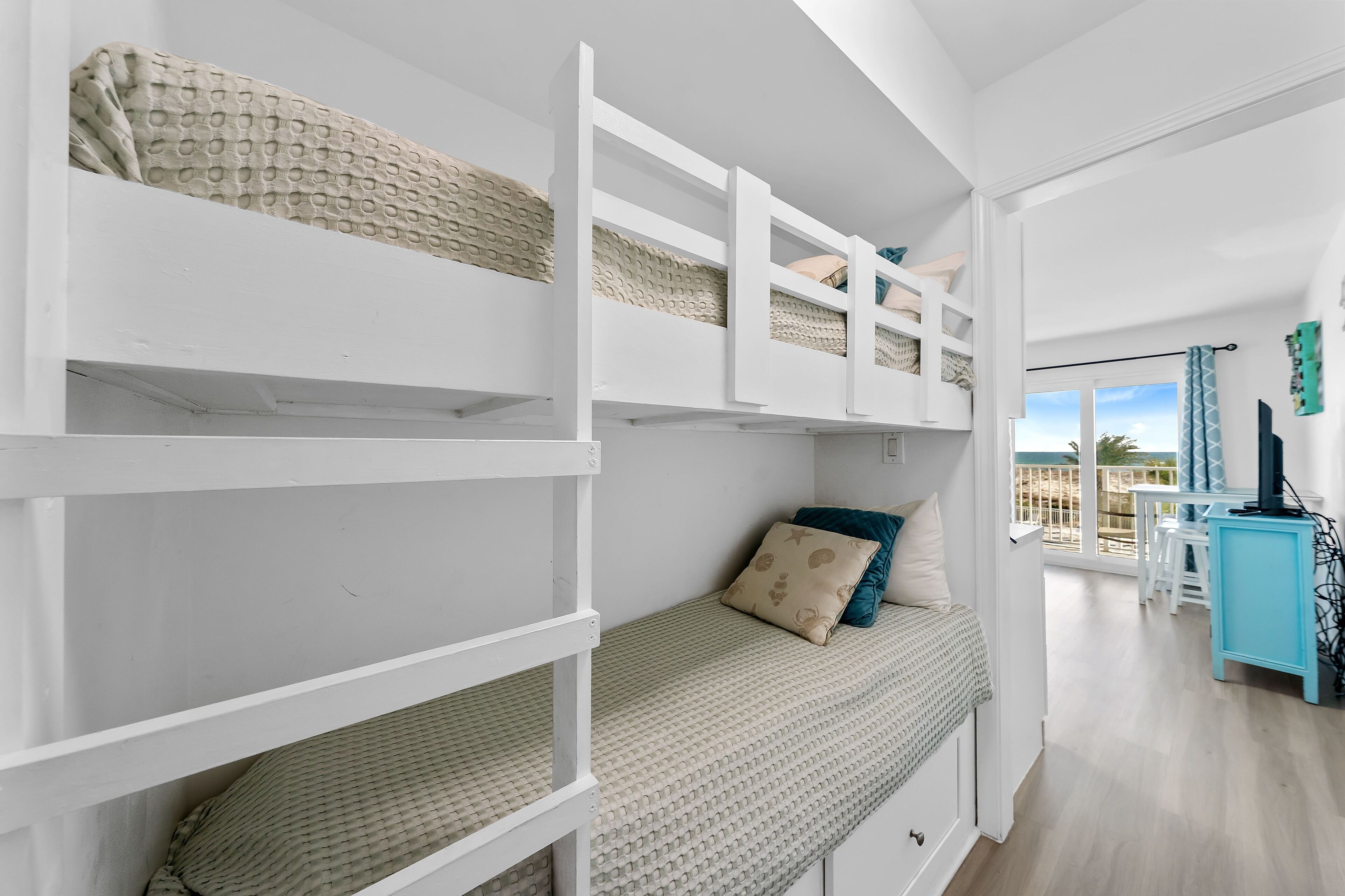 Ein Mehrbettzimmer mit Blick ins Freie.