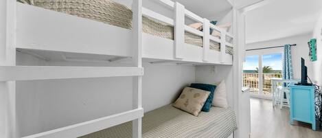Ein Mehrbettzimmer mit Blick ins Freie.