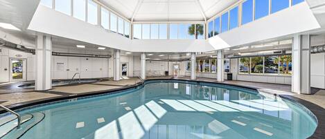 Inomhuspool och utomhuspool