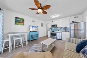 Apartamento Signature, varias camas, no fumadores, cocina | Sala de estar | Smart TV de 50 pulgadas con canales por cable
