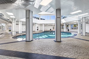 Una piscina cubierta, una piscina al aire libre