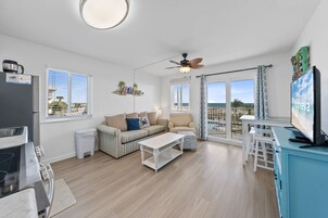 Apartamento Signature, varias camas, no fumadores, cocina | Sala de estar | Smart TV de 50 pulgadas con canales por cable