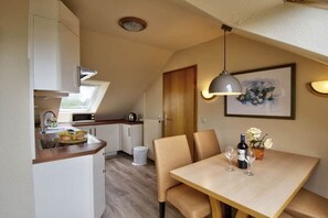 Een koelkast, een oven, een kookplaat, een vaatwasser